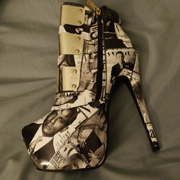 Magazine Printed Style Boots - Picture 2 of 4